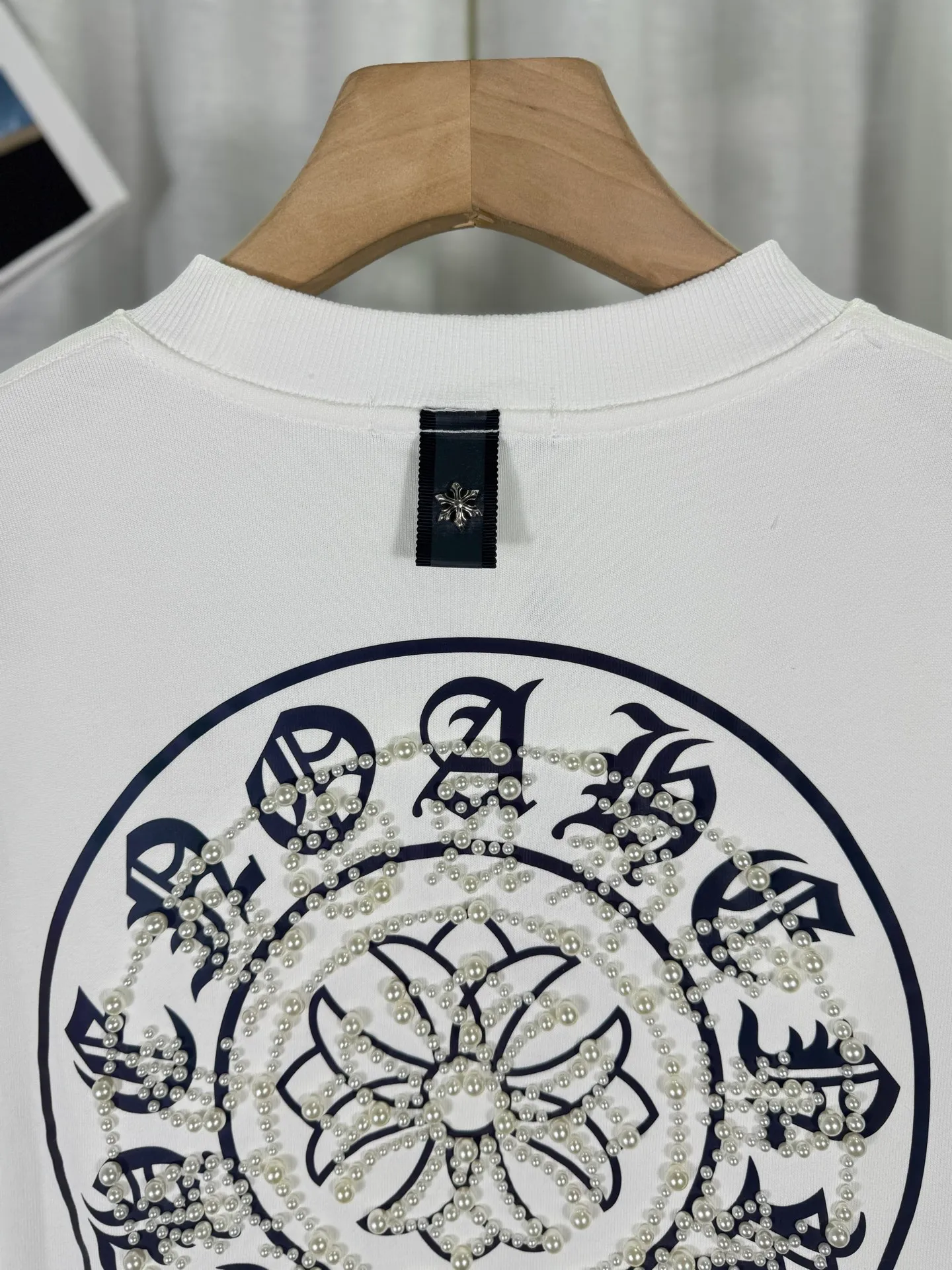 P250 top version, real shot without P, ​​different from market currency) 𝗖𝗵𝗿𝗼𝗺𝗲 𝗛𝗲𝗮𝗿𝘁𝘀/Cro Heart 2025 Reflective Embroidered Beads Compass Embroidered Autumn and Winter New Original Counter American Laser Burnt 3D Pearl Embroidered Couple Casual Sweater 👑The highest version! Customized fabric 420g tripe terry fabric! American acid-washed and distressed original fabric laser burnt ✟appliqué embroidery and exquisite embroidery of letters! The best-selling model in the counter, very comfortable to wear. Accessories: original molded and authenticated collar label➕100% silk wash label. Genuine purchase-grade original hangtag➕matching hanging rope➕3D hanging beads➕original packaging bag. Craftsmanship: The original version has consistent wiring! The highest version of the armhole matching technique! Color: Black White Size: S M L XL Style No.: 9315